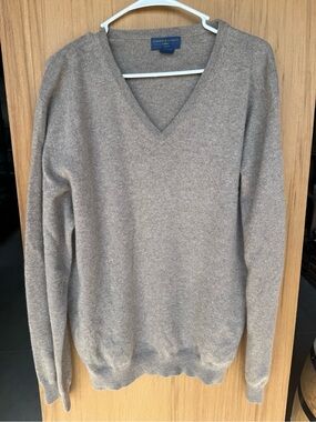Joseph & Lyman Men's 100% Cashmere V-Neck Sweater in Taupe